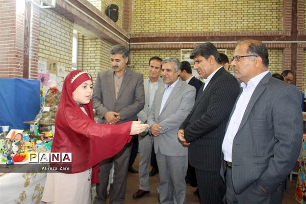بازدید مدیرکل انجمن اولیا و مربیان وزارت آموزش و پرورش از نمایشگاه دستاوردهای دانش‌آموزان