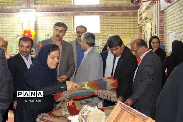 بازدید مدیرکل انجمن اولیا و مربیان وزارت آموزش و پرورش از نمایشگاه دستاوردهای دانش‌آموزان