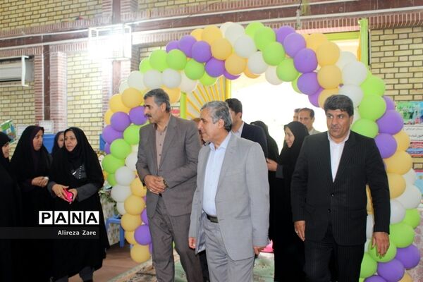 بازدید مدیرکل انجمن اولیا و مربیان وزارت آموزش و پرورش از نمایشگاه دستاوردهای دانش‌آموزان