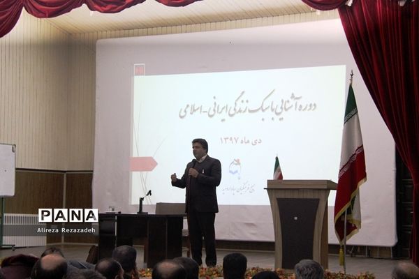نشست روشنگری تبیین عملکرد 40 ساله انقلاب اسلامی و آشنایی با سبک زندگی ایرانی اسلامی در ارومیه