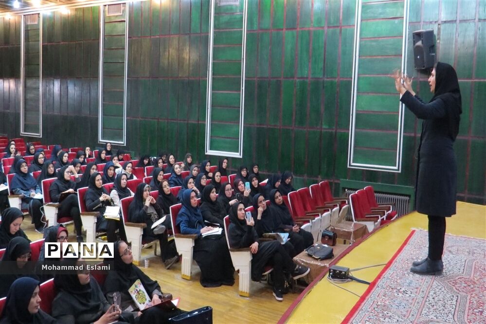 برگزاری کارگاه هم‌اندیشی معلمان ابتدایی یزد
