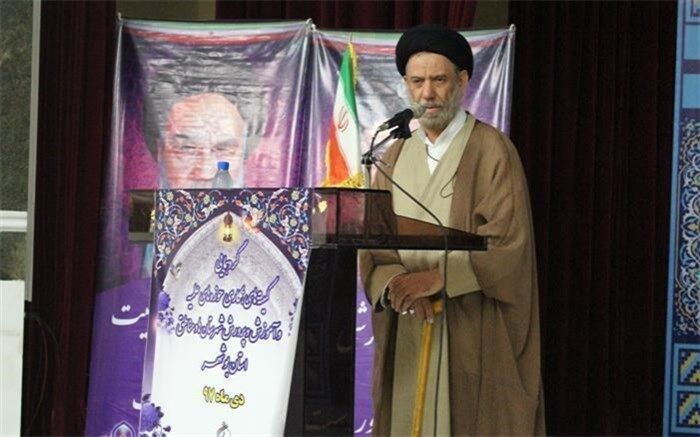 حضور روحانیون در مدارس نباید تنها به وقت نماز محدود شود