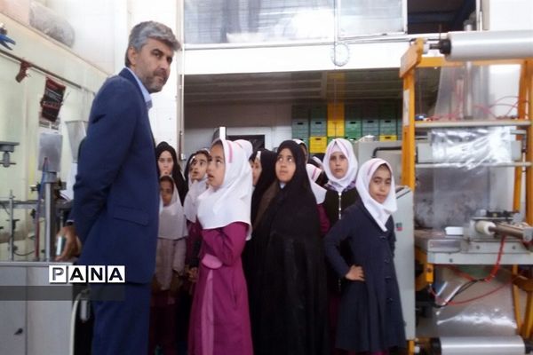 بازدید دانش‌آموزی از کارخانه  فرآورده‌های لبنی پدنک بشرویه