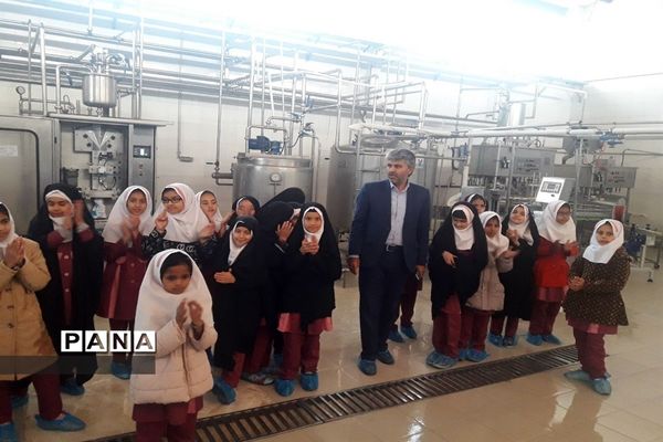 بازدید دانش‌آموزی از کارخانه  فرآورده‌های لبنی پدنک بشرویه
