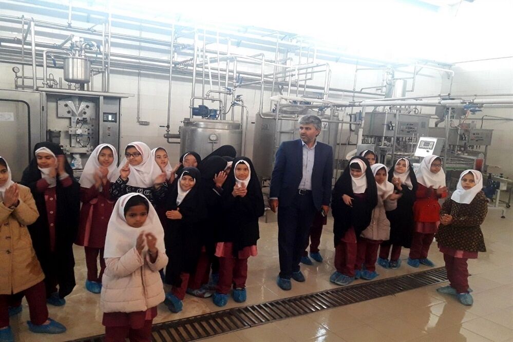 بازدید دانش‌آموزی از کارخانه  فرآورده‌های لبنی پدنک بشرویه
