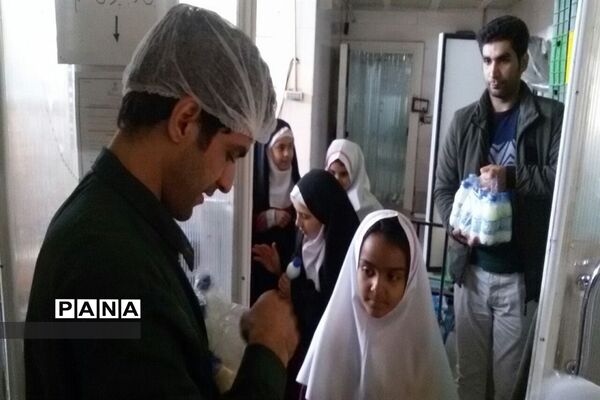 بازدید دانش‌آموزی از کارخانه  فرآورده‌های لبنی پدنک بشرویه