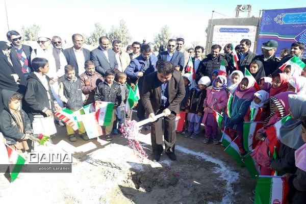 مراسم کلنگ‌زنی مدرسه‌‌ 3 کلاسه حجت توسط خیرین موسسه پویش مهربانی در شهرستان هیرمند