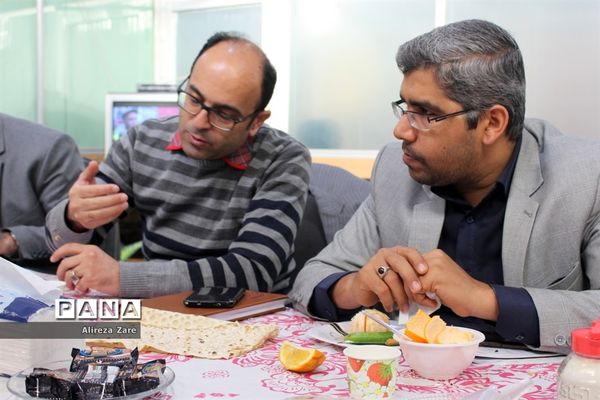 نشست مشترک کارکنان حوزه روابط عمومی آموزش و پرورش استان بوشهر با سازمان دانش‌آموزی