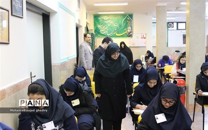 بازدید فاطمه مهاجرانی  از محل برگزاری آزمون المپیاد علمی جغرافیا در مدارس