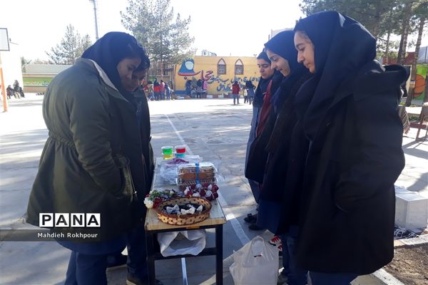 برگزاری بازارچه کاروفناوری دردبیرستان دخترانه فخرالزمان قریب