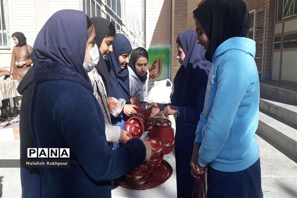 برگزاری بازارچه کاروفناوری دردبیرستان دخترانه فخرالزمان قریب