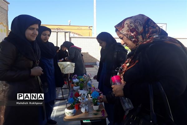 برگزاری بازارچه کاروفناوری دردبیرستان دخترانه فخرالزمان قریب