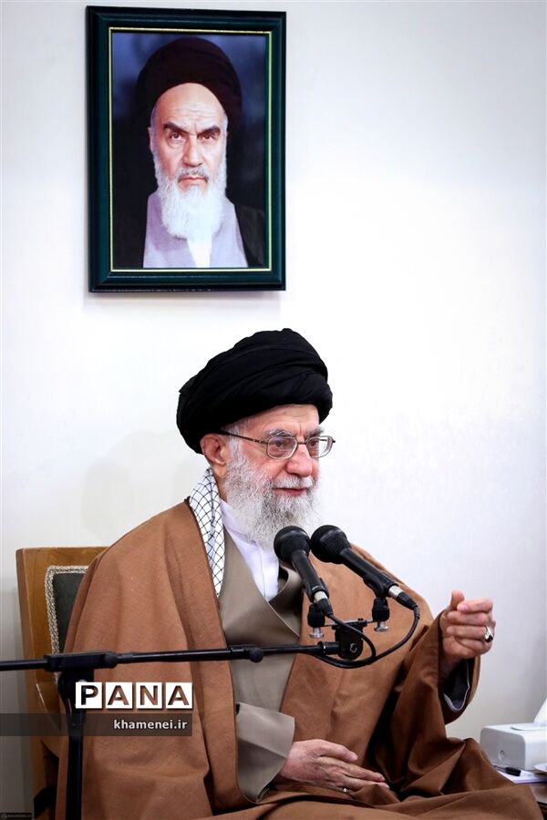 دیدار جمعی از مسئولان و محققان پژوهشکده علوم شناختی با رهبر معظم انقلاب