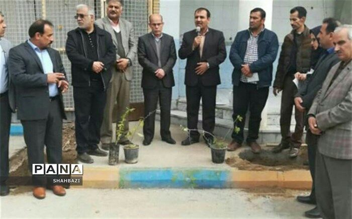 کاشت نهال در اولین مدرسه سبز در ناحیه ۲ اهواز