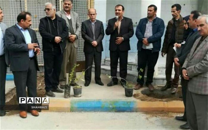 کاشت نهال در اولین مدرسه سبز در ناحیه ۲ اهواز