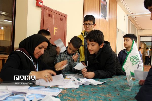 مسابقات بازی های فکری دانش‌آموزان پسر در فارس