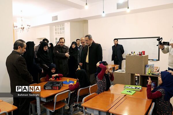 بازدید وزیر آموزش و پرورش از مرکز دبستان و پیش‌دبستانی آب و آینه