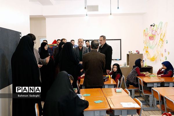 بازدید وزیر آموزش و پرورش از مرکز دبستان و پیش‌دبستانی آب و آینه