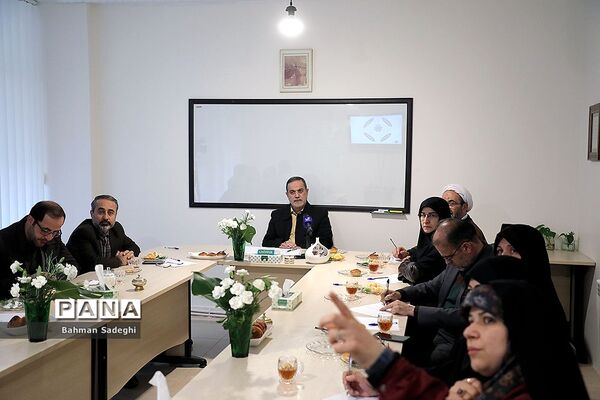 بازدید وزیر آموزش و پرورش از مرکز دبستان و پیش‌دبستانی آب و آینه