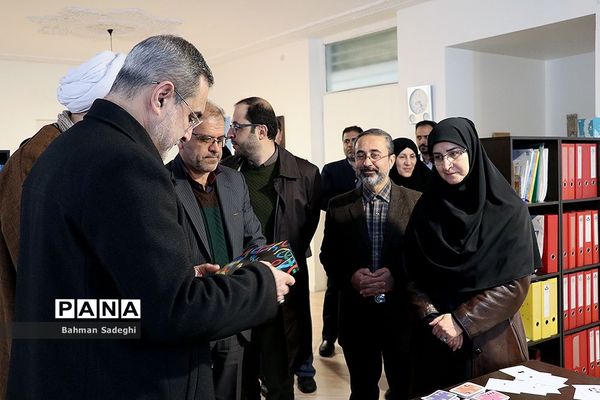 بازدید وزیر آموزش و پرورش از مرکز دبستان و پیش‌دبستانی آب و آینه