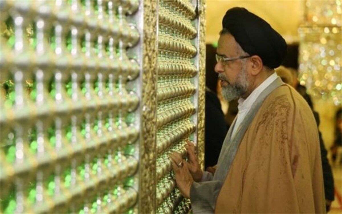 وزیر اطلاعات در رواق شاهچراغ؛ پای برهنه و چتر در دست + عکس