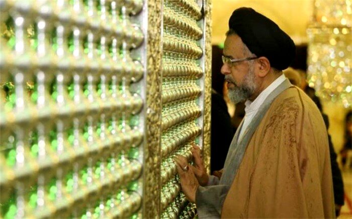 وزیر اطلاعات در رواق شاهچراغ؛ پای برهنه و چتر در دست + عکس