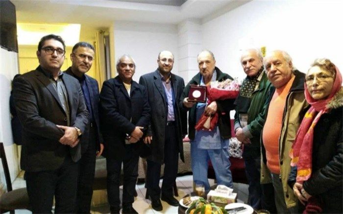 عیادت بازیگران ایرانی از ژان‌کلود کَریِر در بیمارستانی در تهران