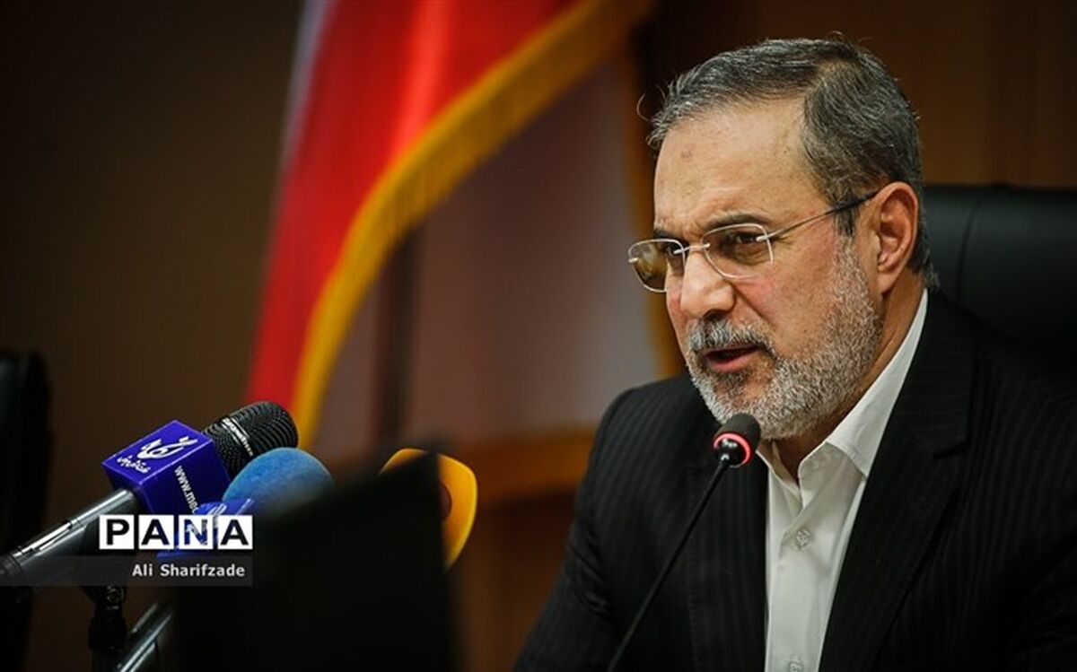 انتقاد وزیر آموزش‌وپرورش از رفتاری که دانش‌آموزان را مجبور به تنبیه معلم کرد