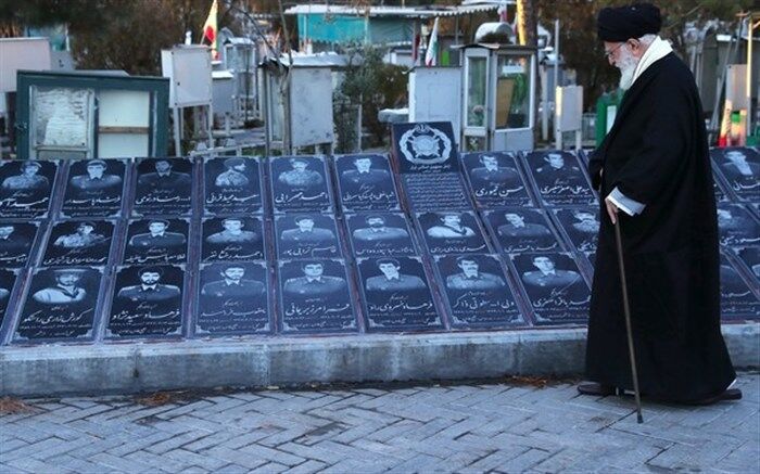 رهبر معظم انقلاب تذکر دادند: کار غلط یکسان‌سازی قبور شهدا