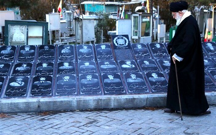 رهبر معظم انقلاب تذکر دادند: کار غلط یکسان‌سازی قبور شهدا