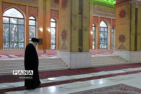 حضور رهبر انقلاب اسلامی در مرقد مطهر امام راحل و گلزار شهدای بهشت زهرا