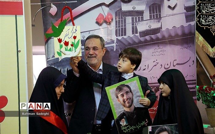زنگ انقلاب در مدارس نواخته شد