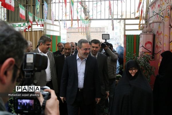 نواختن چهلمین زنگ انقلاب در مدارس شهر تهران با حضور سید محمد بطحایی