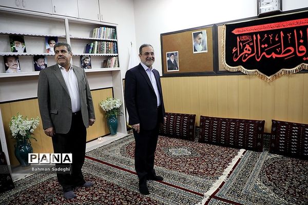 آیین نواختن زنگ انقلاب در مدرسه رفاه