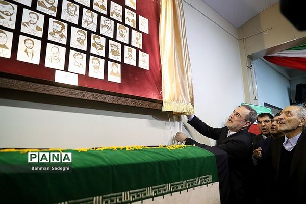 آیین نواختن زنگ انقلاب در مدرسه رفاه