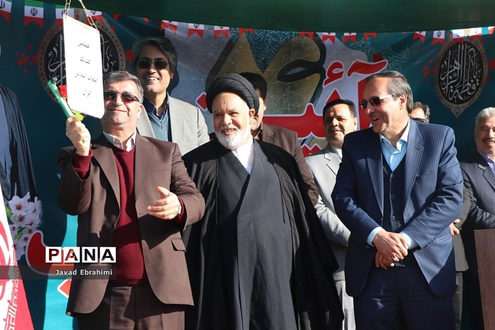 آیین استانی نواختن زنگ گلبانگ انقلاب اسلامی