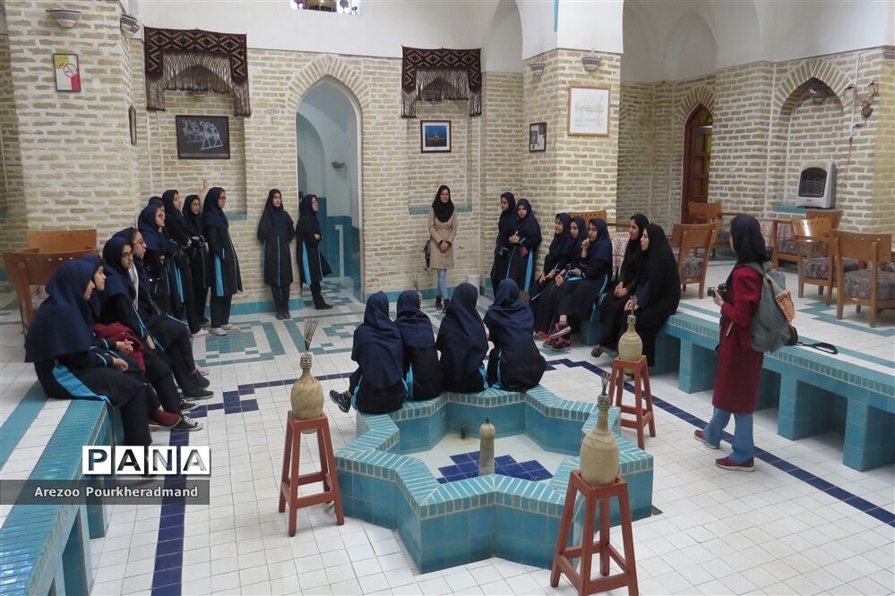 بازدید دانش‌آموزان دبیرستان فرزانگان دوره اول از مجموعه خان یزد