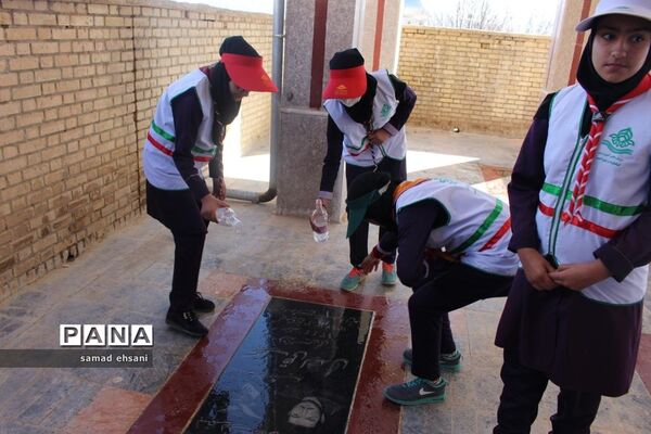 غبارروبی  گلزار شهدا بخش کبگیان شهرستان بویراحمد توسط دانش‌آموزان پیشتاز