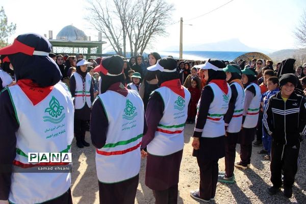 غبارروبی  گلزار شهدا بخش کبگیان شهرستان بویراحمد توسط دانش‌آموزان پیشتاز