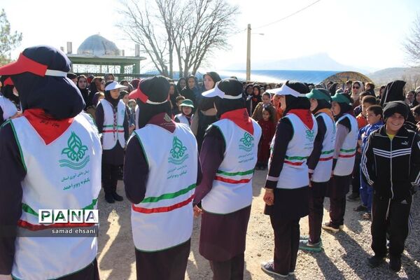 غبارروبی  گلزار شهدا بخش کبگیان شهرستان بویراحمد توسط دانش‌آموزان پیشتاز