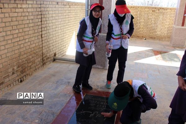غبارروبی  گلزار شهدا بخش کبگیان شهرستان بویراحمد توسط دانش‌آموزان پیشتاز