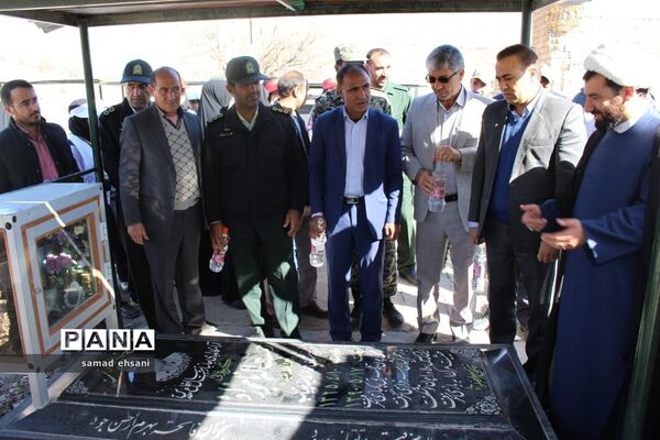 غبارروبی  گلزار شهدا بخش کبگیان شهرستان بویراحمد توسط دانش‌آموزان پیشتاز