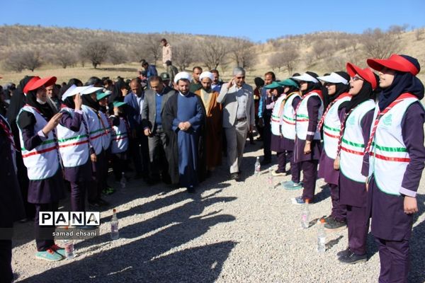 غبارروبی  گلزار شهدا بخش کبگیان شهرستان بویراحمد توسط دانش‌آموزان پیشتاز