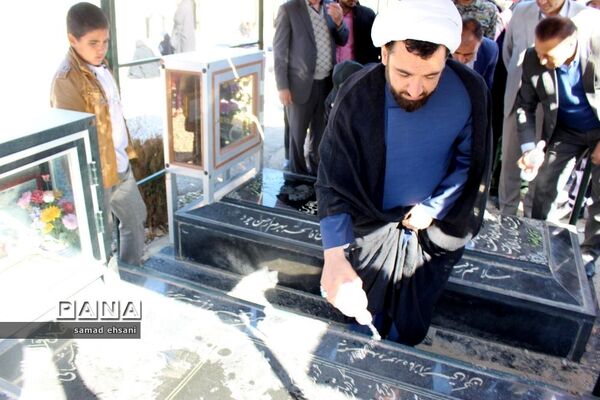 غبارروبی  گلزار شهدا بخش کبگیان شهرستان بویراحمد توسط دانش‌آموزان پیشتاز