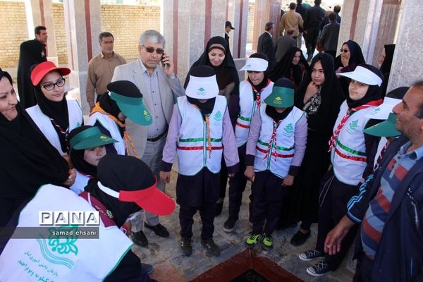 غبارروبی  گلزار شهدا بخش کبگیان شهرستان بویراحمد توسط دانش‌آموزان پیشتاز