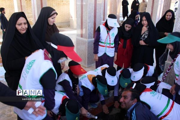 غبارروبی  گلزار شهدا بخش کبگیان شهرستان بویراحمد توسط دانش‌آموزان پیشتاز