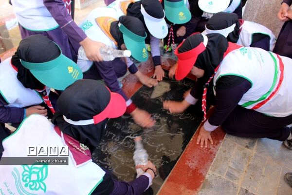 غبارروبی  گلزار شهدا بخش کبگیان شهرستان بویراحمد توسط دانش‌آموزان پیشتاز