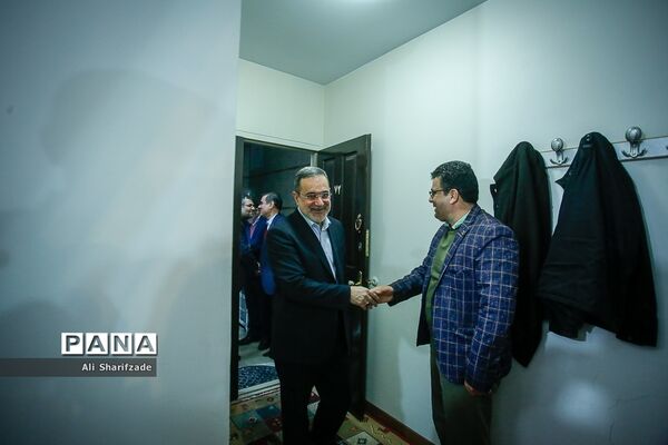 دیدار وزیر آموزش و پرورش با خانواده شهید طوقانی‬‎