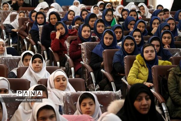 زنگ انقلاب در دبستان خدیجه کبری تبریز