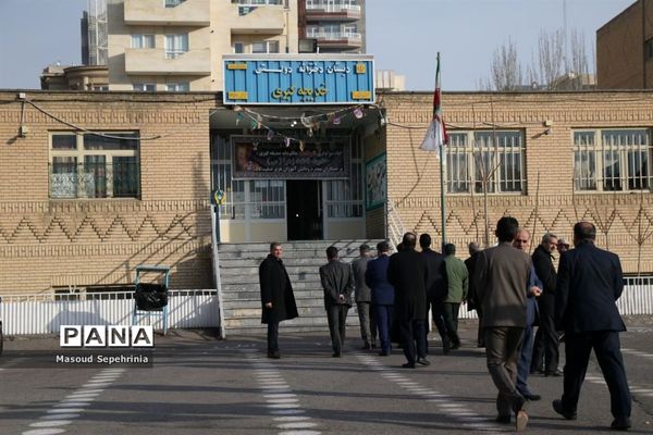 زنگ انقلاب در دبستان خدیجه کبری تبریز